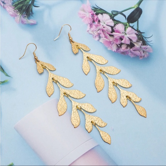 HOST PICK 2024 LOOKBOOK POSH PARTY!! GOLD/SILVER LEAF DROP EARRINGS - Picture 4 of 10